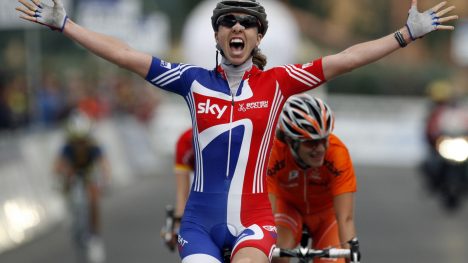 VANT MED FEIL DRAKT: Nicole Cooke forsterker bildet andre kvinnelige utøvere har tegnet av British Cycling: Et forbund som ikke bryr seg om kvinnesykling. Da hun ble verdensmester i Varese vant hun iført fjorårets drakt. FOTO: (AP Photo/Alessandro Trovati)