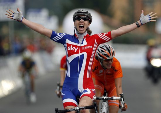 VANT MED FEIL DRAKT: Nicole Cooke forsterker bildet andre kvinnelige utøvere har tegnet av British Cycling: Et forbund som ikke bryr seg om kvinnesykling. Da hun ble verdensmester i Varese vant hun iført fjorårets drakt. FOTO: (AP Photo/Alessandro Trovati)