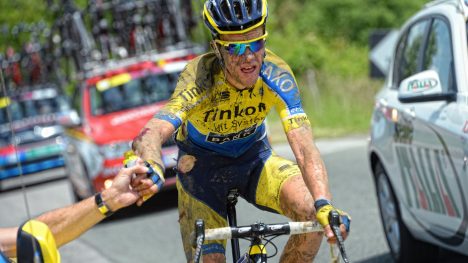 SLIK SÅ HAN UT ETTER FØRSTE VELT: Chris Anker Sørensen pådro seg hjernerystelse i denne velten. En måned senere tok han ribbein i Tour de Suisse. Likevel ble han skjelt ut av Oleg Tinkov: - Du burde blitt hjemme. Du sykler som en vattnisse