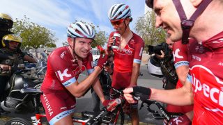 VANT SPURT MED BRILLENE PÅ SNEI: Alexander Kristoff forklarer at oppofrende hjelp fra lagkameratene og faktisk også solid innsats fra konkurrerende Bahrain-Merida hjalp ham til å vinne en etappe som var utenfor rekkevidde i fjor. FOTO: Tim De Waele/TDWSPORT.COM