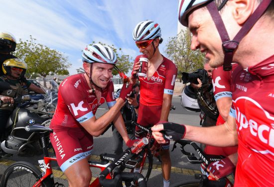 VANT SPURT MED BRILLENE PÅ SNEI: Alexander Kristoff forklarer at oppofrende hjelp fra lagkameratene og faktisk også solid innsats fra konkurrerende Bahrain-Merida hjalp ham til å vinne en etappe som var utenfor rekkevidde i fjor. FOTO: Tim De Waele/TDWSPORT.COM