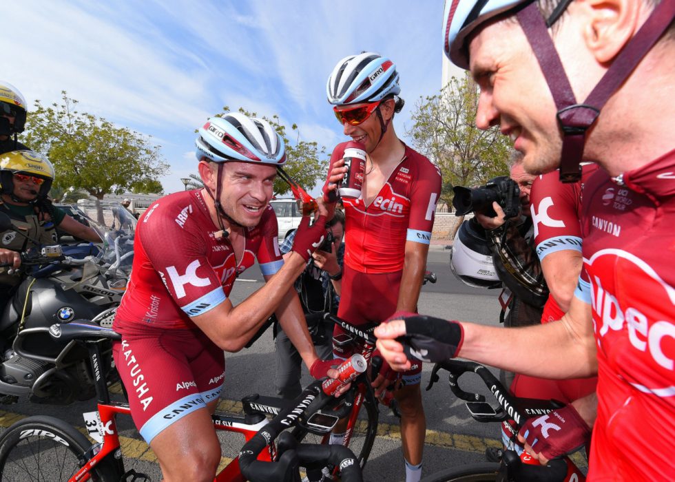 VANT SPURT MED BRILLENE PÅ SNEI: Alexander Kristoff forklarer at oppofrende hjelp fra lagkameratene og faktisk også solid innsats fra konkurrerende Bahrain-Merida hjalp ham til å vinne en etappe som var utenfor rekkevidde i fjor. FOTO: Tim De Waele/TDWSPORT.COM