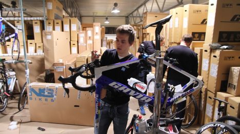 MØTER SUNWEB: Kristoffer Halvorsen (bildet) pakker her ned sin nye landeveissykkel før samling på Mallorca. Neste måned skal han i sin første samtale med et profflag med tanke på 2018-sesongen. FOTO: Jarle Fredagsvik