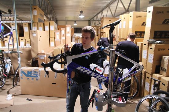 MØTER SUNWEB: Kristoffer Halvorsen (bildet) pakker her ned sin nye landeveissykkel før samling på Mallorca. Neste måned skal han i sin første samtale med et profflag med tanke på 2018-sesongen. FOTO: Jarle Fredagsvik