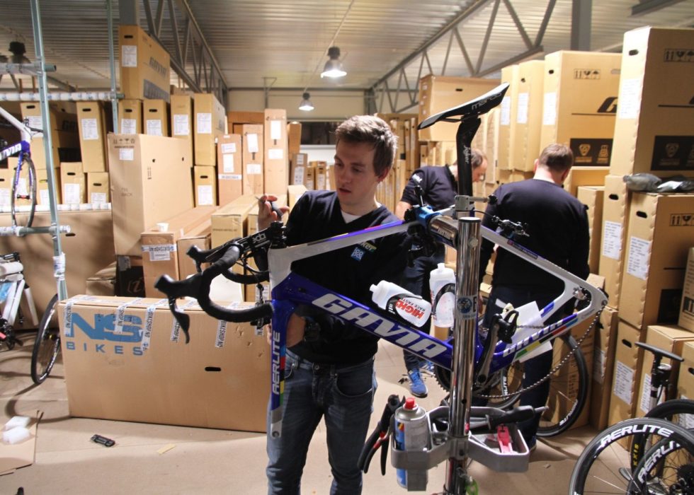 MØTER SUNWEB: Kristoffer Halvorsen (bildet) pakker her ned sin nye landeveissykkel før samling på Mallorca. Neste måned skal han i sin første samtale med et profflag med tanke på 2018-sesongen. FOTO: Jarle Fredagsvik