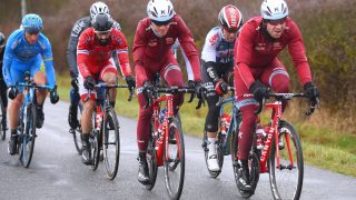 I FØRSTE GRUPPE: Alexander Kristoff (til h.) satte i første gruppe feltet sprakk opp i sidevinden. FOTO: TDW Sport