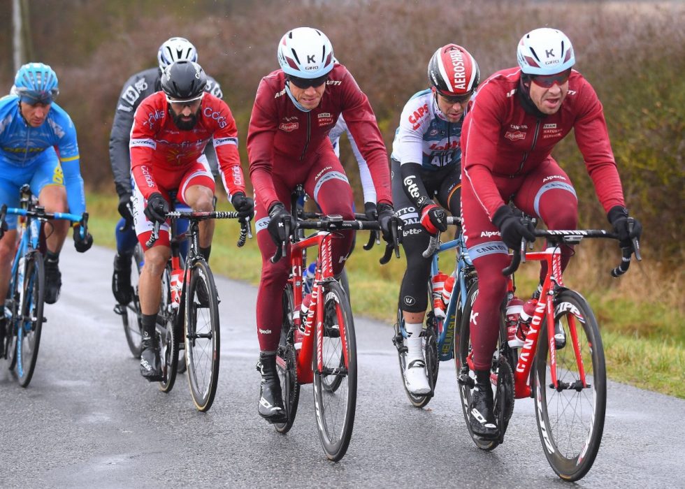 I FØRSTE GRUPPE: Alexander Kristoff (til h.) satte i første gruppe feltet sprakk opp i sidevinden. FOTO: TDW Sport