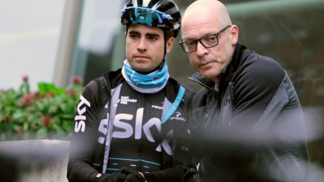 FULL STØTTE? Flere Sky-ryttere tok til Twitter mandag for å vise sin støtte til Sky-sjef Dave Brailsford. Men i Sør-Afrika skrev Chris Froome i stedet om et vellykket restaurantbesøk. Her er Sky-sjefen avbildet på samling med Mikel Nieve. FOTO:  REUTERS/Enrique Calvo