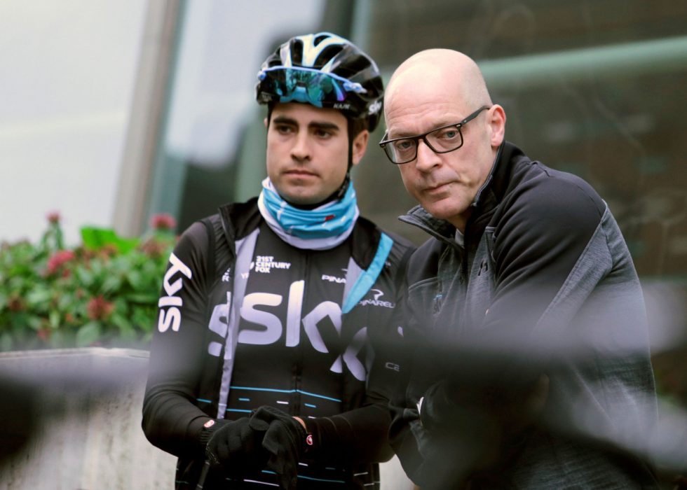 FULL STØTTE? Flere Sky-ryttere tok til Twitter mandag for å vise sin støtte til Sky-sjef Dave Brailsford. Men i Sør-Afrika skrev Chris Froome i stedet om et vellykket restaurantbesøk. Her er Sky-sjefen avbildet på samling med Mikel Nieve. FOTO:  REUTERS/Enrique Calvo