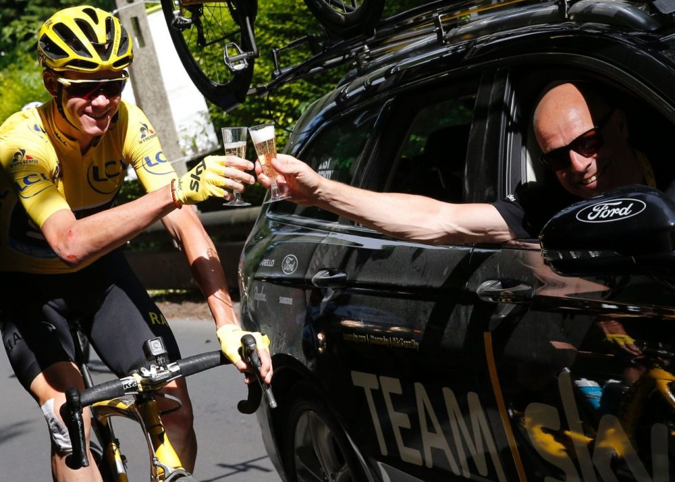 STØTTER SJEFEN: Froome legger omsider sin støtte bak Sky-sjef Brailsford i kjølvannet av antidopingetterforskningen som er blitt rettet mot det britiske laget. Her jubler Froome og Brailsford for lagets fjerde Tour de France-tittel. AFP PHOTO / Christophe Ena
