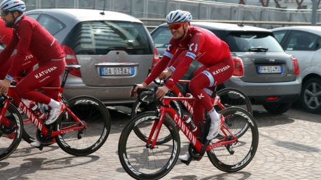 PÅ TIDE Å SLÅ TILBAKE? Alexander Kristoff er enig i at noe mangler fra jubelsesongen i 2015. Men kanskje er årets Milano-Sanremo tidspunktet 29-åringen tar sin neste seier i WorldTouren? Her ankommer han hotellet utenfor Milano etter endt treningsøkt