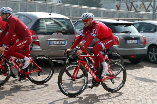 PÅ TIDE Å SLÅ TILBAKE? Alexander Kristoff er enig i at noe mangler fra jubelsesongen i 2015. Men kanskje er årets Milano-Sanremo tidspunktet 29-åringen tar sin neste seier i WorldTouren? Her ankommer han hotellet utenfor Milano etter endt treningsøkt
