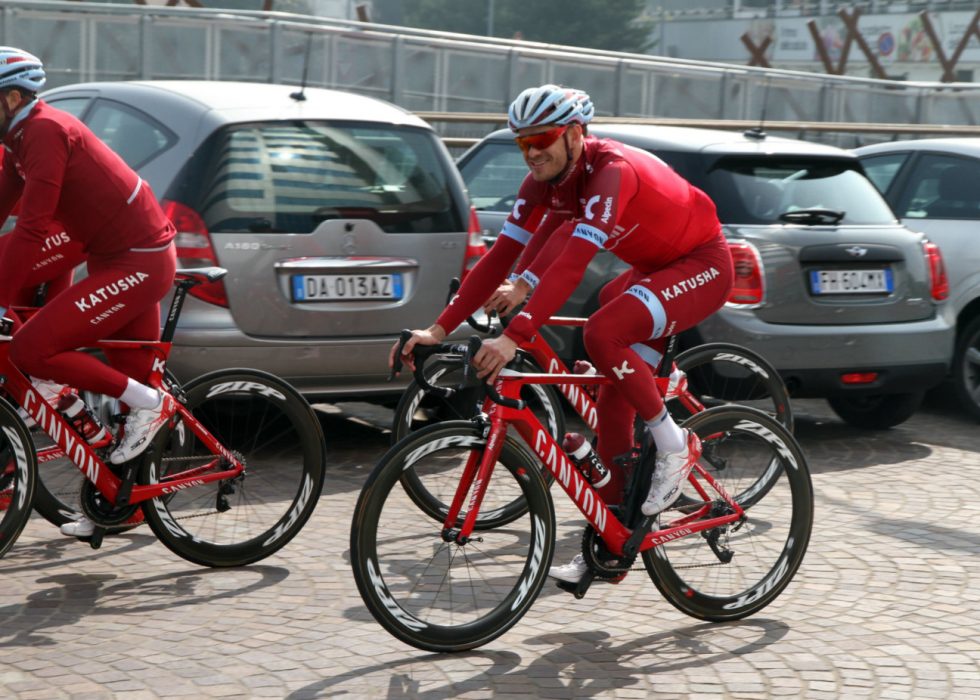 PÅ TIDE Å SLÅ TILBAKE? Alexander Kristoff er enig i at noe mangler fra jubelsesongen i 2015. Men kanskje er årets Milano-Sanremo tidspunktet 29-åringen tar sin neste seier i WorldTouren? Her ankommer han hotellet utenfor Milano etter endt treningsøkt