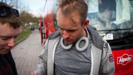 SIGNERTE AUTOGRAFER: Alexander Kristoff gir en lokal supporter et minne for livet. Like lenge kommer Kristoff neppe til å huske tirsdagens etappe i De Panne. FOTO: Kjetil R. Anda