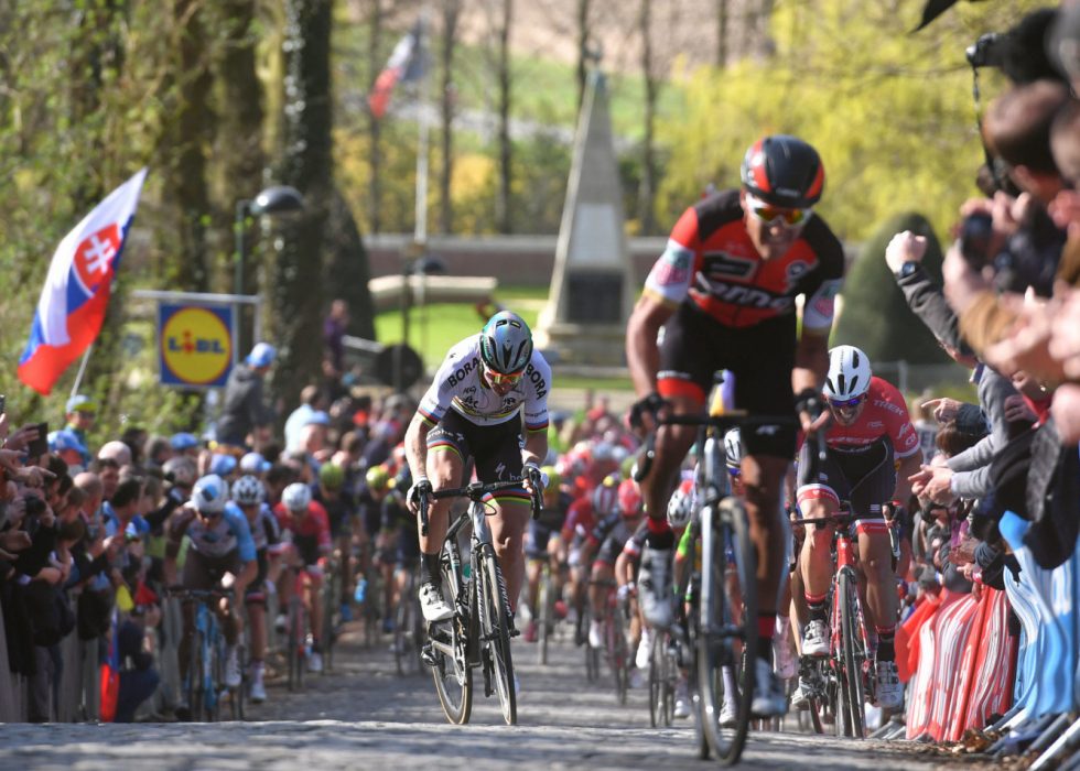 BESKRIVENDE: Greg Van Avermaet går til på Kemmelberg under Gent-Wevelgem. Peter Sagan orker å gå etter