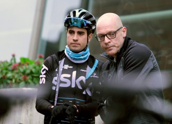 I HARDT VÆR: Sky-sjef Dave Brailsford har måttet stå i storm den siste tiden. Nå kommer det nye beskyldninger mot hans Team Sky. Her er han avbildet sammen med Sky-rytter Mikel Landa på treningsleir tidligere i vinter. REUTERS/Enrique Calvo