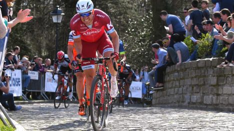 TUNGT: Kristoff sliter seg over Muuren i Geraardsbergen. Søndag venter 18 stigninger i Flandern rundt. Foto: Tim de Waele (©TDWSport.com)