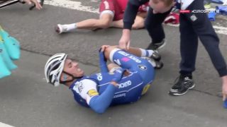 GIKK I BAKKEN: Julian Alaphilippe krasjet i langesonen