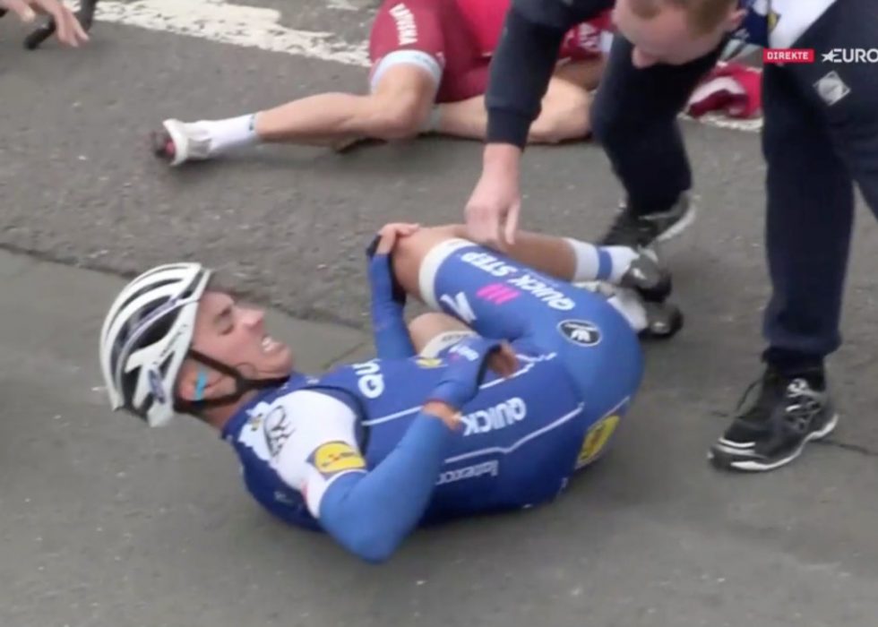 GIKK I BAKKEN: Julian Alaphilippe krasjet i langesonen