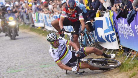 HVOR HEMMET ER HAN? Peter Sagan agerte som en ren hjelperytter i det siste oppkjøringsrittet foran Paris-Roubaix. Slovaken bedyrer selv at han kommer til å starte brosteinsklassikeren etter velten under Flandern rundt. FOTO: Tim De Waele/TDWSPORT.COM