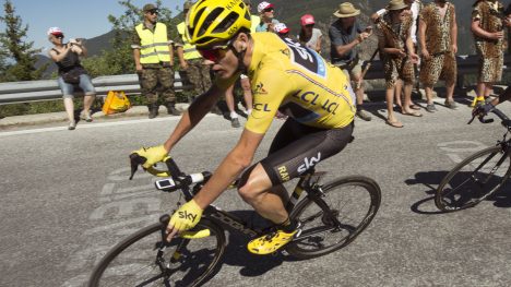 MEID NED: Chris Froome melder at han ble kjørt ned av en bilist under en treningsøkt hjemme i Monaco. FOTO: Scanpix/AFP