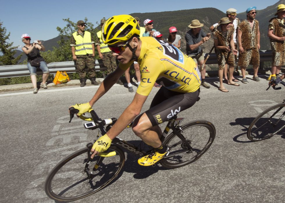 MEID NED: Chris Froome melder at han ble kjørt ned av en bilist under en treningsøkt hjemme i Monaco. FOTO: Scanpix/AFP