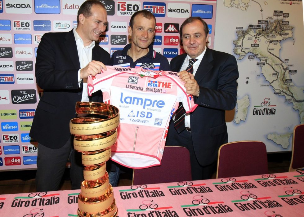 SNUR: Mauro Vegni ville kåre den beste utforkjøreren i Giro d'Italia. Kort tid etter dødsfallet til Michele Scarponi (i midten)