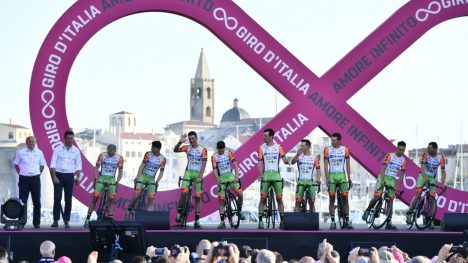 RYSTET: Bardiani-CSF stilte med ni ryttere på lagpresentasjonen i Giro d'Italia torsdag kveld. Like etter var to av rytterne tatt i doping. FOTO: Lapresse/RCS