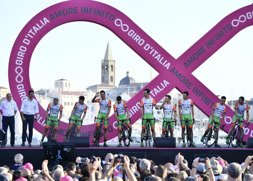 RYSTET: Bardiani-CSF stilte med ni ryttere på lagpresentasjonen i Giro d'Italia torsdag kveld. Like etter var to av rytterne tatt i doping. FOTO: Lapresse/RCS