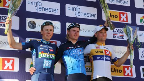 TRIVES: Rasmus Guldhammer tok sin andre UCI-seier på norsk jord under lørdagens Sundvolden GP. Her står han på podiet med Carl Fredrik Hagen (Joker-Icopal) og Amund Brekke Fløtten (Uno-X). FOTO: Jarle Fredagsvik