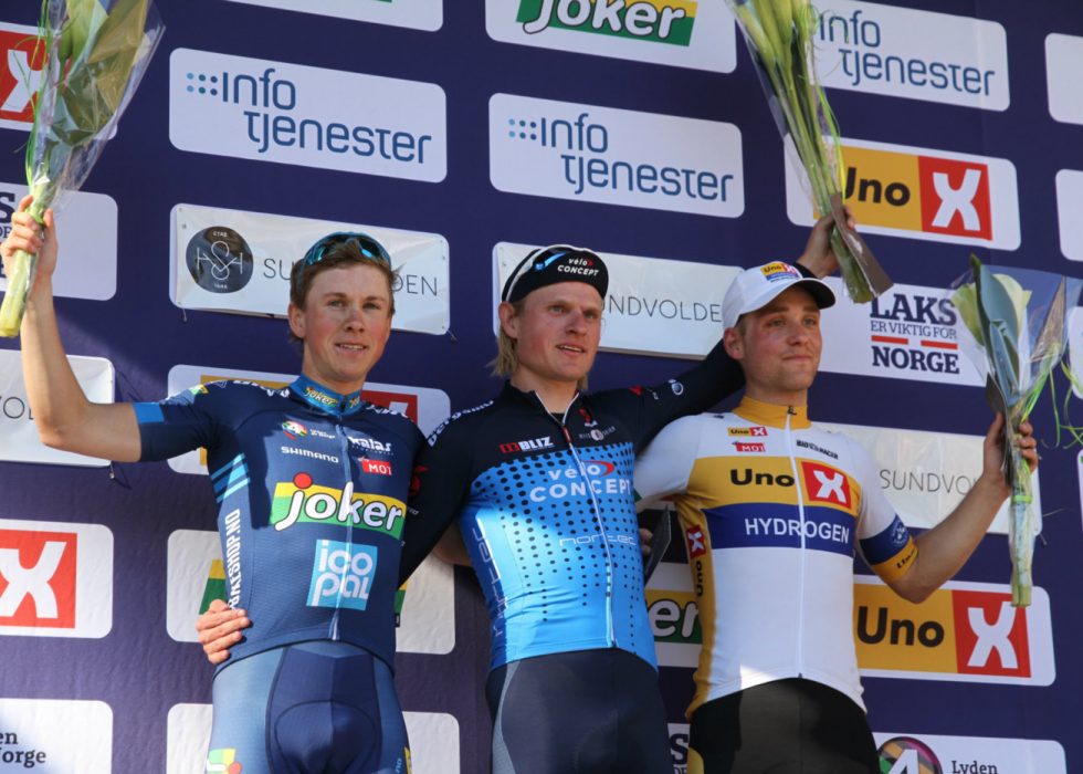 TRIVES: Rasmus Guldhammer tok sin andre UCI-seier på norsk jord under lørdagens Sundvolden GP. Her står han på podiet med Carl Fredrik Hagen (Joker-Icopal) og Amund Brekke Fløtten (Uno-X). FOTO: Jarle Fredagsvik