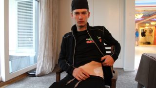 BLE SYDD: Rune Almindsø Andersen var nok rytteren som fikk hardest medfart under lørdagens Sundvolden GP. Heldigvis var en flenge i hofta det største problemet fant etter å ha sjekket 21-åringen grundig. FOTO: Jarle Fredagsvik