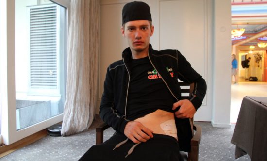 BLE SYDD: Rune Almindsø Andersen var nok rytteren som fikk hardest medfart under lørdagens Sundvolden GP. Heldigvis var en flenge i hofta det største problemet fant etter å ha sjekket 21-åringen grundig. FOTO: Jarle Fredagsvik