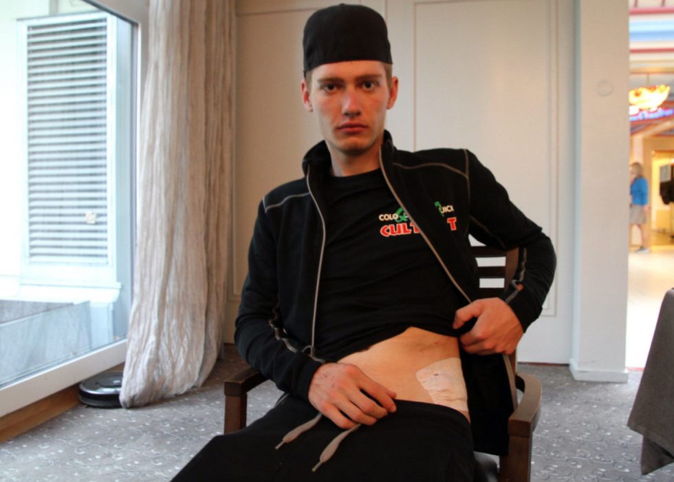 BLE SYDD: Rune Almindsø Andersen var nok rytteren som fikk hardest medfart under lørdagens Sundvolden GP. Heldigvis var en flenge i hofta det største problemet fant etter å ha sjekket 21-åringen grundig. FOTO: Jarle Fredagsvik