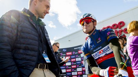 I ITALIA: Joona Laukka (til venstre) tilbyr i disse dager Alexander Kristoffs tjenester til flere andre WorldTour-lag foran 2018-sesongen. Nordmannen sier han fremdeles ikke har mottatt tilbud som åpner opp for at han blir værende i Katusha-laget. FOTO: Vegard Wivestad Grøtt