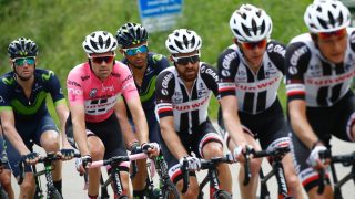 GOD HJELP: Tom Dumoulin fikk god hjelp underveis på den ellevte etappen i giroen. Foto: AFP PHOTO / Luk BENIES