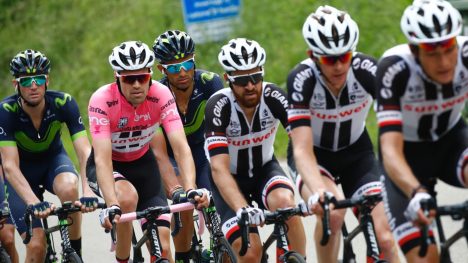 GOD HJELP: Tom Dumoulin fikk god hjelp underveis på den ellevte etappen i giroen. Foto: AFP PHOTO / Luk BENIES