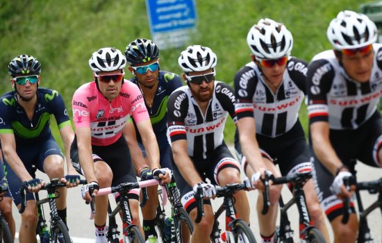 GOD HJELP: Tom Dumoulin fikk god hjelp underveis på den ellevte etappen i giroen. Foto: AFP PHOTO / Luk BENIES