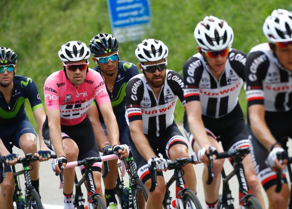 GOD HJELP: Tom Dumoulin fikk god hjelp underveis på den ellevte etappen i giroen. Foto: AFP PHOTO / Luk BENIES