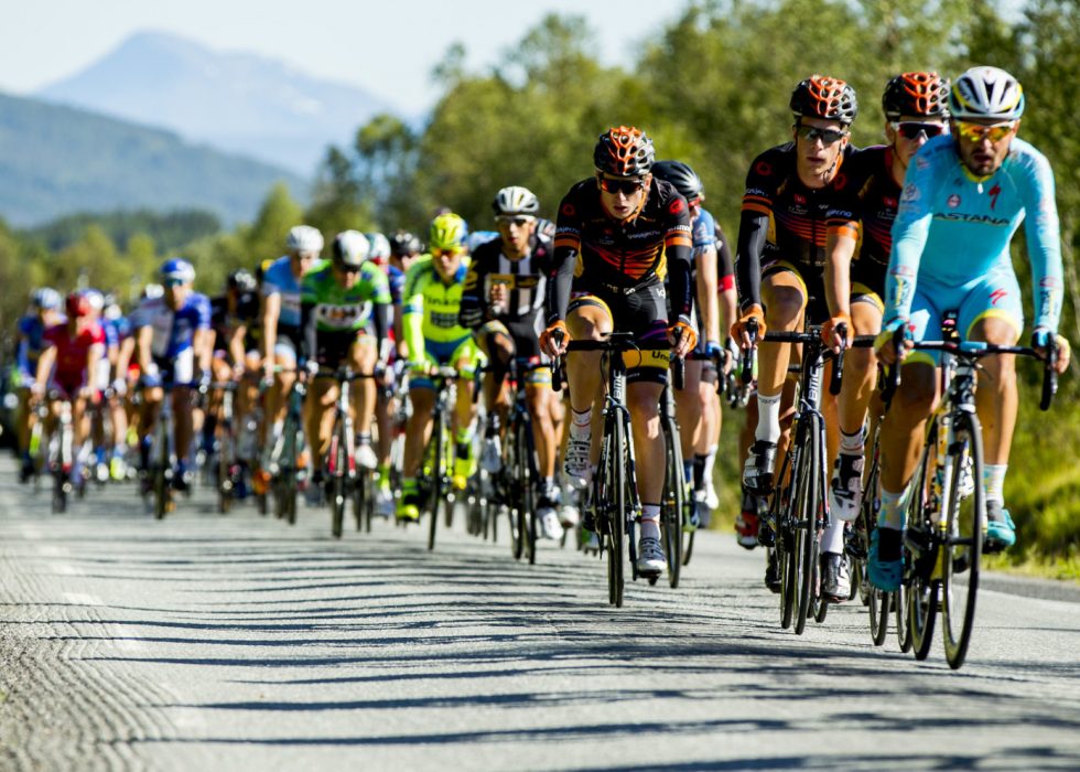 UTENFOR: Andreas Vangstad (i midten) og lagkameratene lå mannsterke i front av feltet under tredje etappe i Arctic Race of Norway 2015. I år er det usikkert om Sparebanken Sør får delta i rittet.