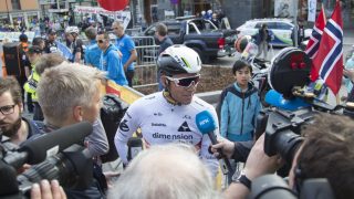 FRATATT GULT: Her er Edvald Boasson Hagen med sin sykkel med knekt sete etter målgang på Lillehammer-etappen i Tour of Norway. Foto: Geir Olsen / NTB scanpix