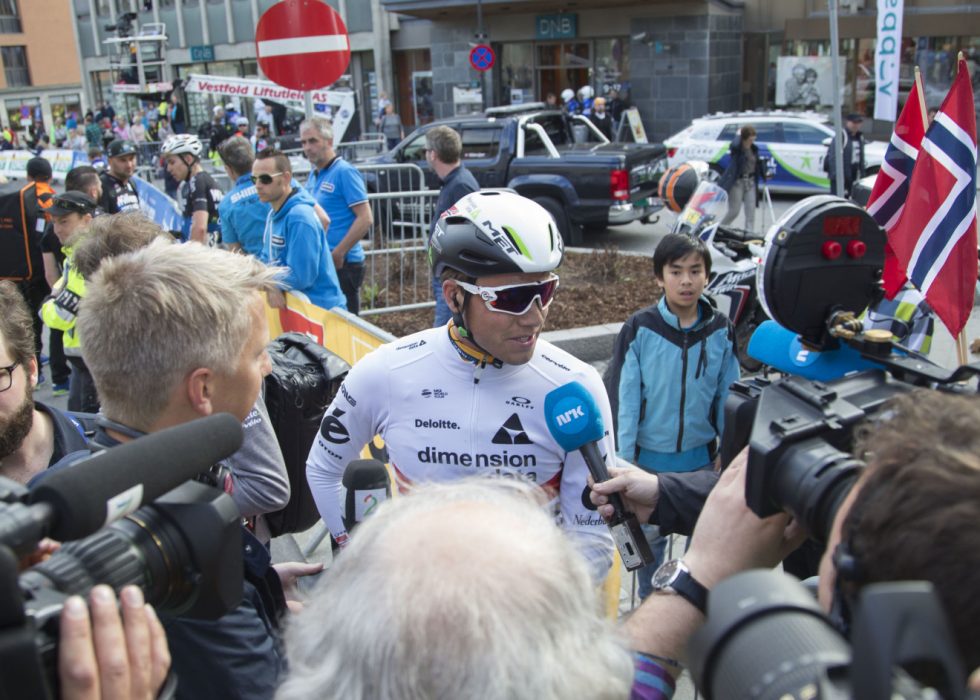 FRATATT GULT: Her er Edvald Boasson Hagen med sin sykkel med knekt sete etter målgang på Lillehammer-etappen i Tour of Norway. Foto: Geir Olsen / NTB scanpix