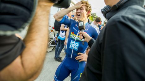 INTERESSERT: LottoNL-Jumbos teamsjef Nico Verhoeven følger supertalentet Kristoffer Halvorsen tett. FOTO: Jarle Fredagsvik (procycling.no)