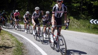 VIKTIG JOBB: Sindre Skjøstad Lunke (nummer to i rekken) gjør en svært viktig jobb for Tom Dumoulin (i rosa) og Team Sunweb. Her gir han en flaske til Simon Geschke. FOTO: Cor Vos/Team Sunweb