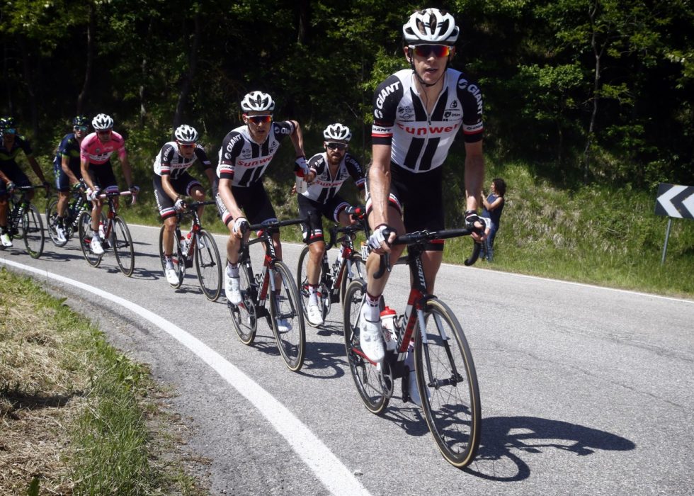 VIKTIG JOBB: Sindre Skjøstad Lunke (nummer to i rekken) gjør en svært viktig jobb for Tom Dumoulin (i rosa) og Team Sunweb. Her gir han en flaske til Simon Geschke. FOTO: Cor Vos/Team Sunweb