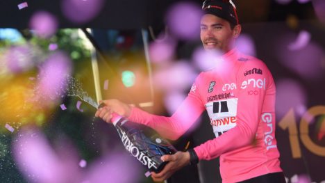 HVOR MYE TÅLER SUNWEB: Eurosports Arild Eriksen håper presset på Tom Dumoulins lagkamerater blir stort alt fra starten av dagens giroetappe. Foreløpig har ikke Nairo Quintana (skimtes i bakgrunnen) klart å slå tilbake mot 26-åringen fra Maastricht. FOTO: Tim De Waele/TDWSPORT.COM