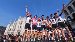 EUFORI: Team Sunweb i ekstase over Tom Dumoulins sammenlagtseier i Giro d'Italia. Foran Piazza Duomo i Milano holder norske Sindre Skjøstad Lunke "Senza fine"