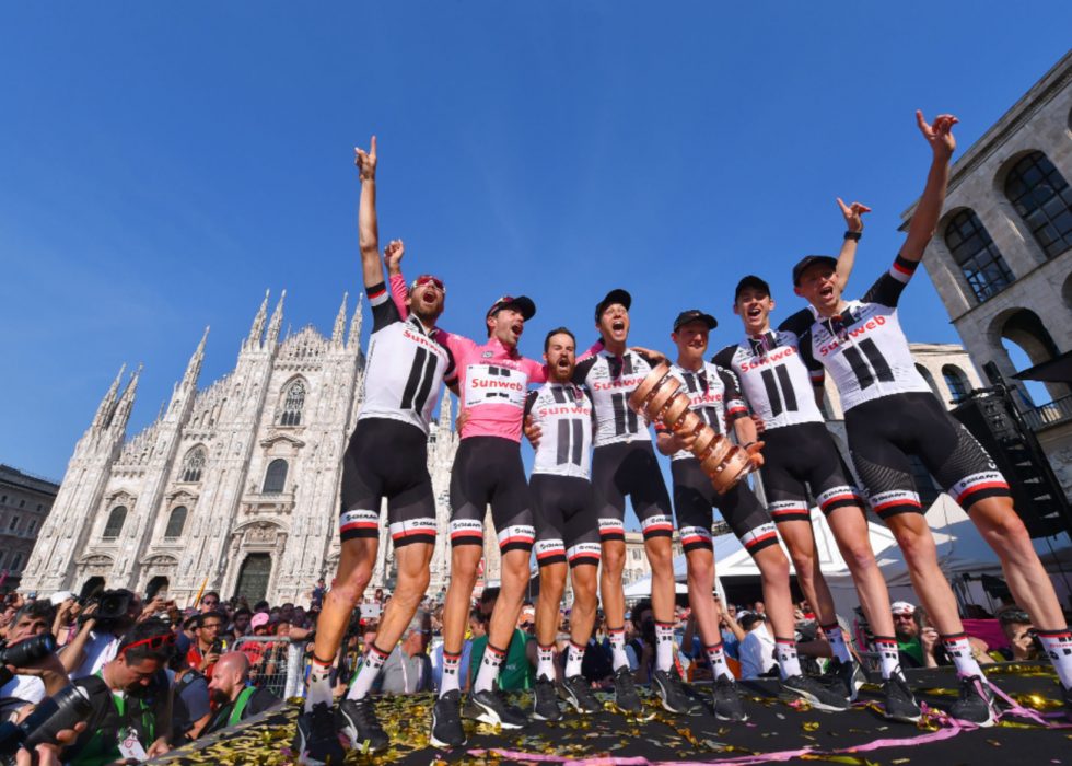 EUFORI: Team Sunweb i ekstase over Tom Dumoulins sammenlagtseier i Giro d'Italia. Foran Piazza Duomo i Milano holder norske Sindre Skjøstad Lunke "Senza fine"