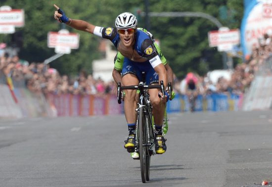 VELTET MED BJØRN: Matteo Trentin fikk en svært uvanlig treningstur i området rundt Lake Tahoe nylig. Han kjørte rett og slett inn i en forvirret bjørn. FOTO: (Luca Zennaro/ANSA via AP)