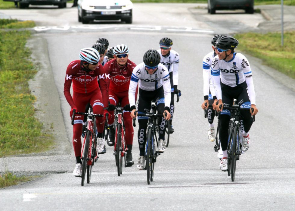 STILSTAND I FORHANDLINGENE: Alexander Kristoff vil høre hva andre lag kan tilby ham under Tour de France kommende måned. Her sjekker han for første gang ut NM-løypa i Stjørdal. FOTO: Jarle Fredagsvik